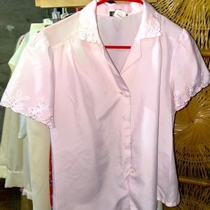 VINTAGE LIGHT PINK EMBROIDERED PEARLY BUTTON TOP